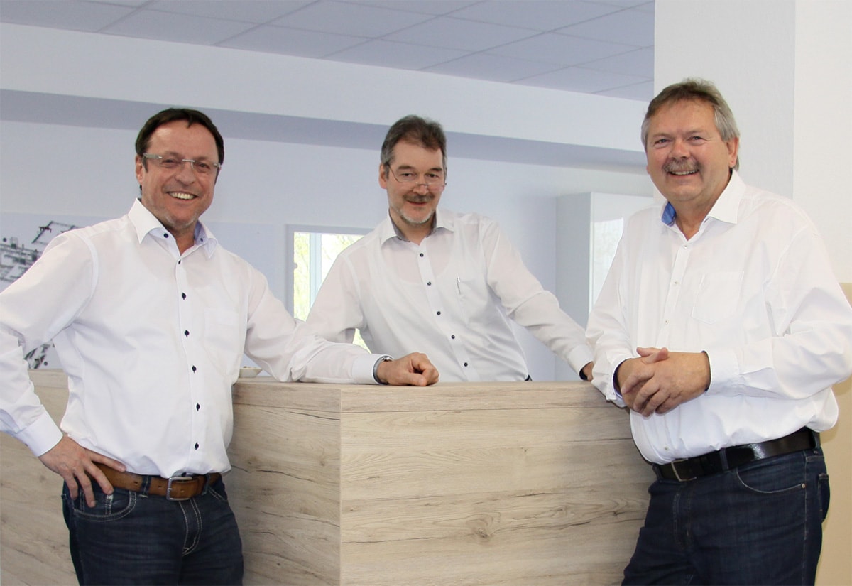 Die drei Geschäftsführer und Gründer von 3TEC – Bernd Beckmann, Markus Jass und Arno Sturm – im modernen Unternehmenssitz in Herford